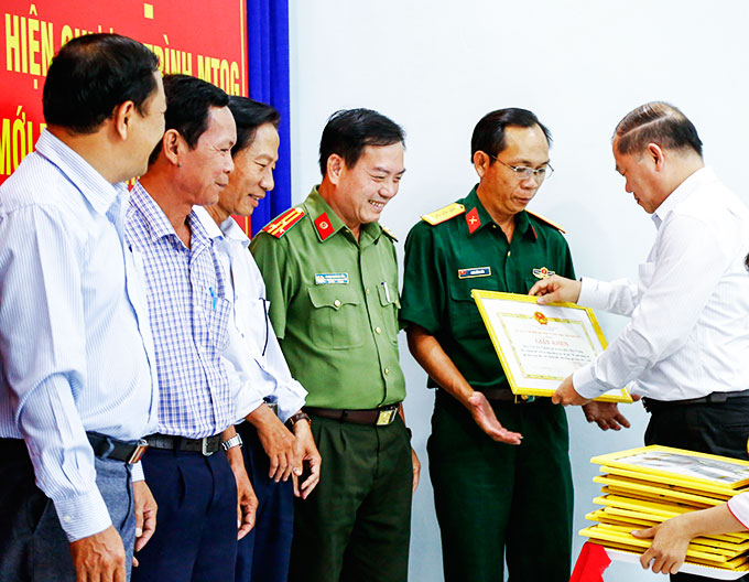 Lãnh đạo TP. Nha Trang trao giấy khen cho các tập thể xuất sắc.