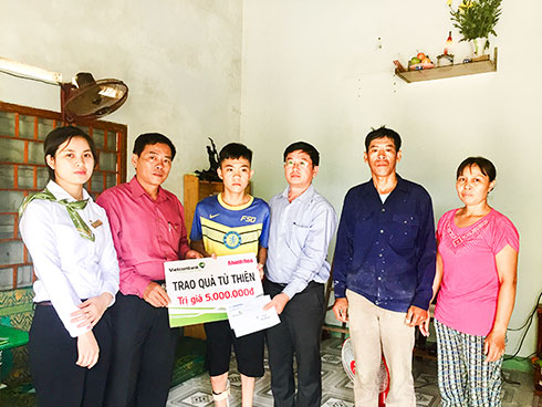 Lãnh đạo Báo Khánh Hòa và Vietcombank Nha Trang trao tiền ủng hộ cho gia đình cháu Quân.