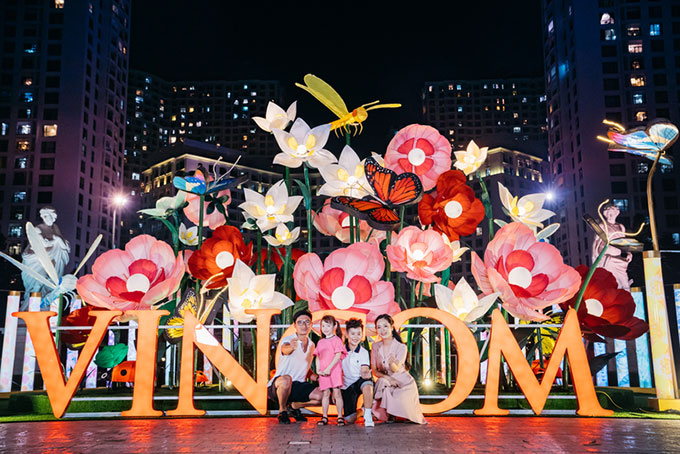 “Vườn hoa đèn lồng khổng lồ” sẽ là background tuyệt vời cho bức ảnh của cả gia đình