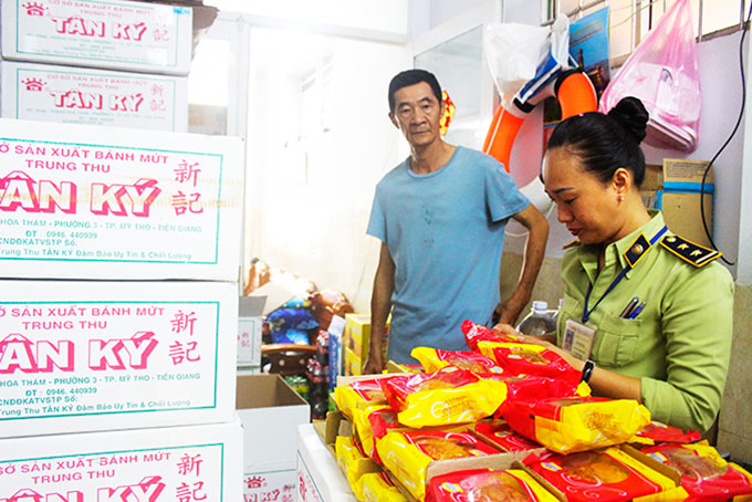 Cán bộ Đội Quản lý thị trường số 1 kiểm tra một đại lý phân phối bánh Trung thu Tân Ký  tại Nha Trang.