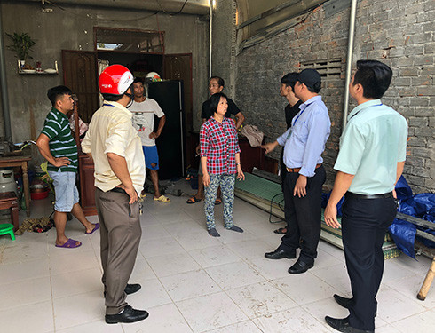 UBND phường Phước Long đến vận động các hộ dân tự nguyện tháo dỡ công trình xây trái phép