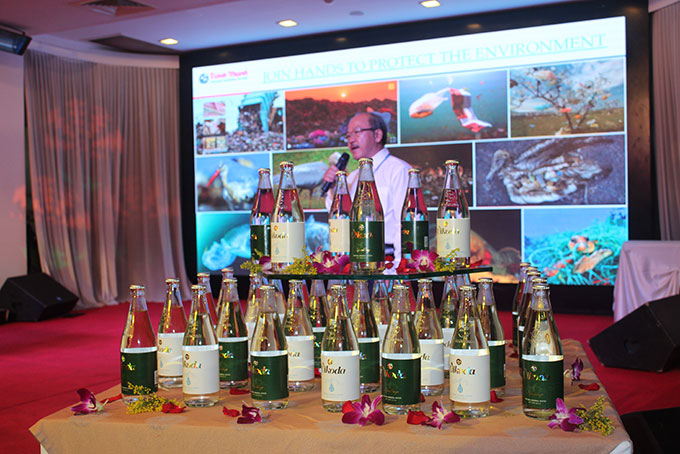 Công ty Cổ phần Nước khoáng Khánh Hòa sử dụng chai thuỷ tinh thay cho chai nhựa. 