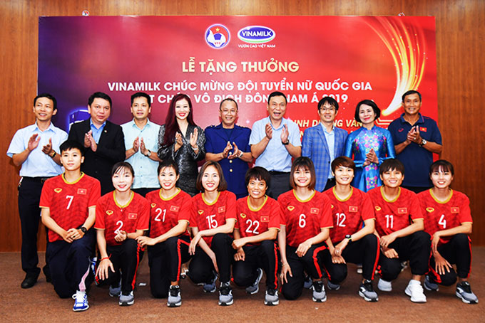 Trao thưởng chúc mừng Đội tuyển bóng đá nữ quốc gia vô địch Đông Nam Á 2019.