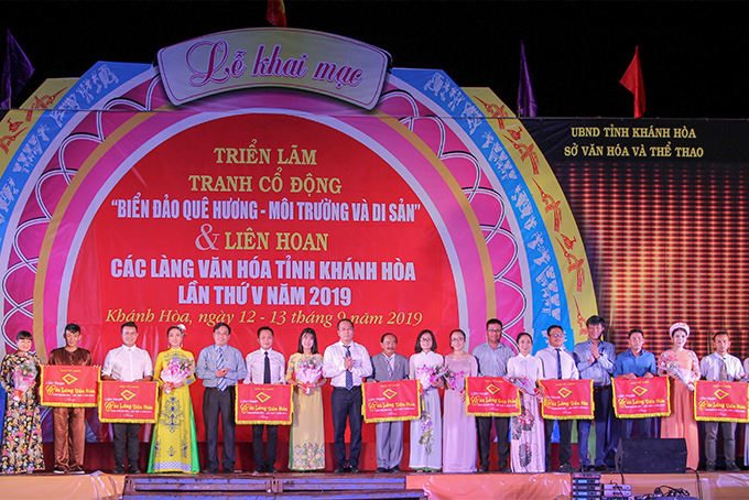 Ban tổ chức tặng cờ lưu niệm cho đại diện các làng văn hóa tiêu biểu về tham gia liên hoan.