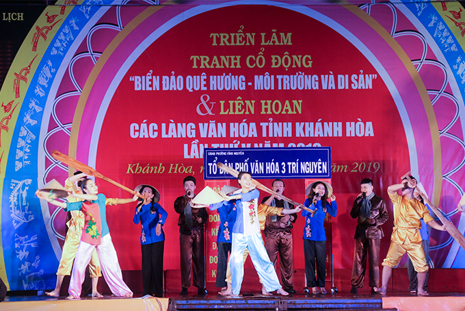 Phần thi chào hỏi của làng văn hóa Tổ dân phố 3 đảo Trí Nguyên (TP.Nha Trang).