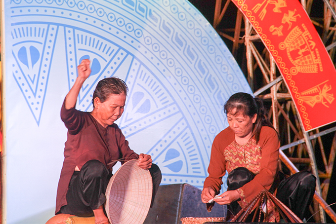 Phần thi chằm nón của nghệ nhân đến từ làng văn hóa Ngũ Mỹ (xã Ninh Xuân, thị xã Ninh Hòa).