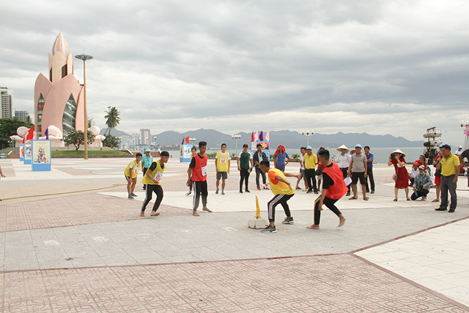Trò chơi cướp cờ trong Liên hoan các làng văn hóa tỉnh Khánh Hòa lần 5. 