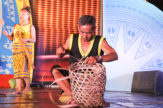 Nghệ nhân Mấu Hiền đến từ làng văn hóa thôn Ka Tơ (xã Ba Cụm Nam, huyện Khánh Sơn) thi đan gùi đi rẫy.