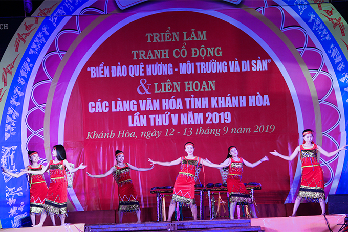 Tiết mục múa của làng văn hóa thôn Suối Cau (xã Khánh Đông, huyện Khánh Vĩnh).