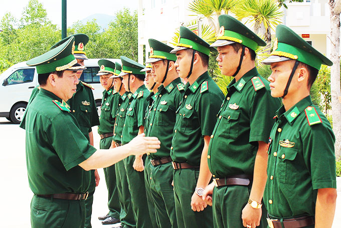 Đoàn công tác kiểm tra tại Đồn Biên phòng Cam Hải Đông.