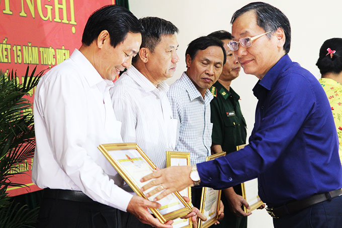 Ông Nguyễn Tấn Tuân - Phó Bí thư Thường trực Tỉnh ủy, Chủ tịch HĐND tỉnh: Thời gian tới, bên cạnh tiếp tục quán triệt, triển khai các chủ trương, nghị quyết của Đảng về xây dựng, hoàn thiện hệ thống pháp luật và cải cách tư pháp; tăng cường công tác xây dựng Đảng, kiểm tra, giám sát đảng viên, hoạt động của tổ chức đảng trong các cơ quan tư pháp, hành chính, dân cử gắn với thực hiện Chỉ thị số 05 của Bộ Chính trị, các cấp ủy, tổ chức đảng, địa phương, đơn vị cần chú trọng nguồn nhân lực làm công tác xây dựng và thực thi pháp luật; nâng cao chất lượng đội ngũ cán bộ, công chức và chất lượng điều tra, truy tố, xét xử, thi hành án...