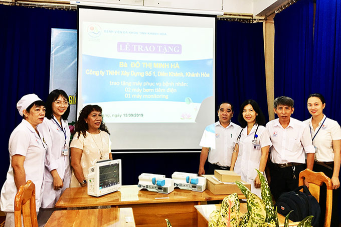 Bà Đỗ Thị Minh Hà tặng thiết bị y tế cho Bệnh viện Đa khoa tỉnh.