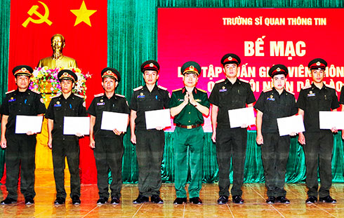 Lãnh đạo nhà trường trao chứng nhận tốt nghiệp cho các học viên.