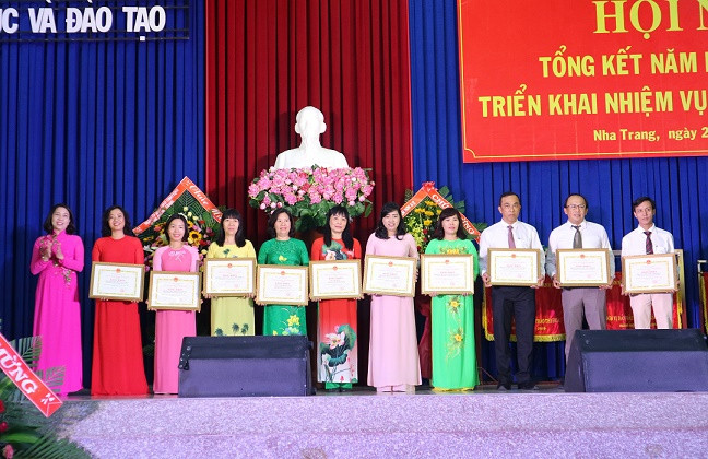 Chủ tịch Công đoàn ngành Giáo dục tỉnh Khánh Hòa trao bằng khen của UBND tỉnh cho các tập thể 