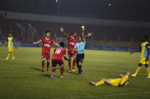 Tình huống dẫn đến quả phạt penalty của đội Dược Nam Hà Nam Định.
