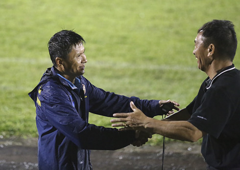 Nụ cười nhẹ nhõm của huấn luyện viên Võ Đình Tân sau trận đấu.