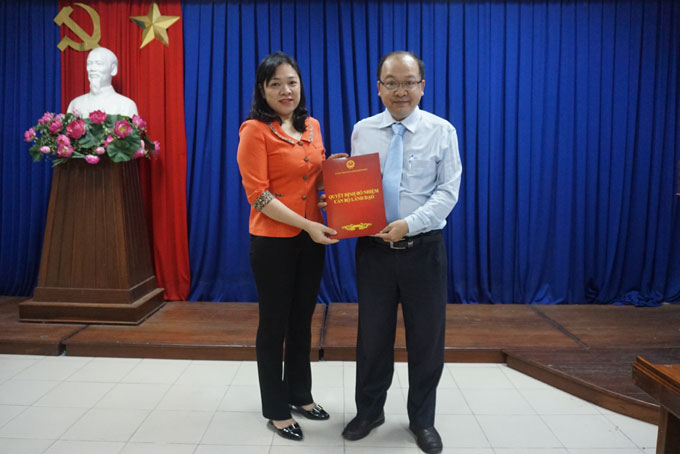 Bà Trần Thu Mai trao quyết định cho ông Lê Văn Khoa.