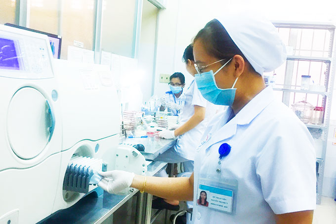 Thực hiện xét nghiệm các mẫu bệnh phẩm tại Khoa Vi sinh - Ký sinh trùng,  Bệnh viện Đa khoa tỉnh.