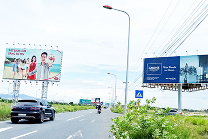 Những tấm bảng quảng cáo kích thước lớn trên đại lộ Nguyễn Tất Thành.  