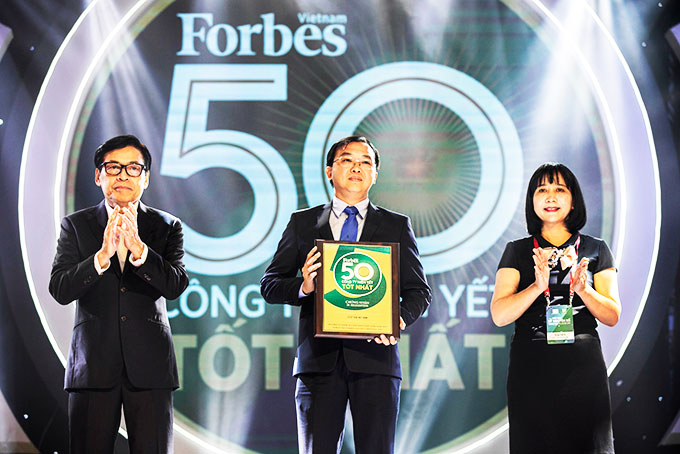 Ông Lê Thành Liêm - Giám đốc Điều hành Tài chính Vinamilk  nhận kỷ niệm chương của Forbes Việt Nam trong lễ vinh danh  “50 công ty niêm yết tốt nhất Việt Nam 2019”.