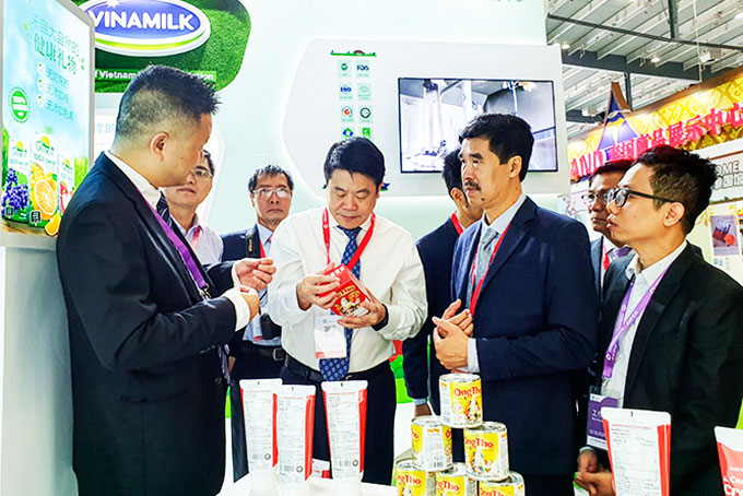 Các đại biểu tìm hiểu hơn 20 loại sản phẩm Vinamilk giới thiệu tại Trung Quốc.