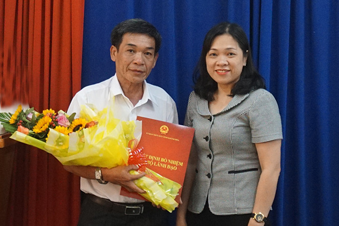 à Trần Thu Mai - Giám đốc Sở Nội vụ tỉnh Khánh Hòa trao quyết định bổ nhiệm ông Đỗ Anh Thy .
