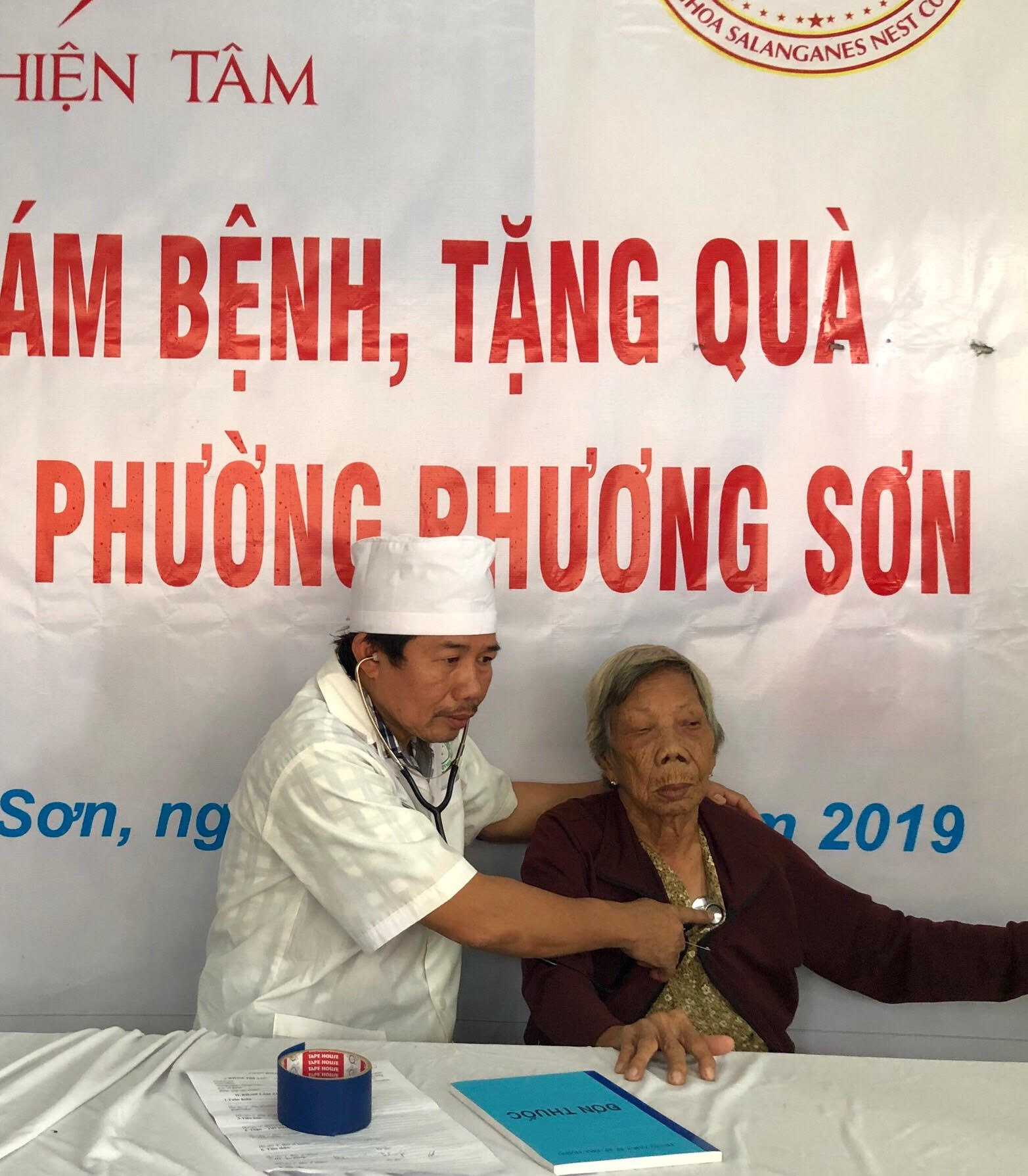 Y, bác sĩ của Hội Chữ thập đỏ TP.Nha Trang khám bệnh cho người cao tuổi phường Phương Sơn