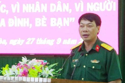 Đại tá Trịnh Việt Thành - Chính ủy Bộ CHQS tỉnh Khánh Hòa chủ trì hội nghị.