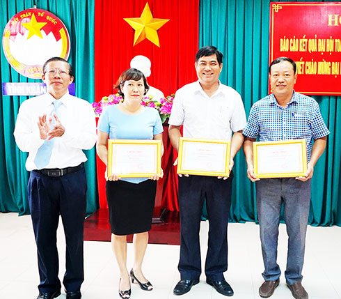 Đồng chí Trần Ngọc Thanh - Chủ tịch UBMTTQ Việt Nam tỉnh  trao giải cho các tập thể.