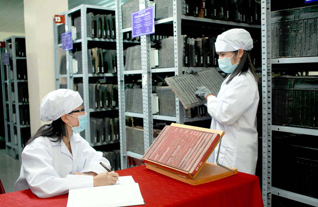 Bảo quản Mộc bản triều Nguyễn tại Trung tâm Lưu trữ Quốc gia IV.