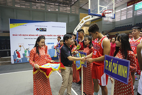 Lãnh đạo Liên đoàn Bóng rổ Việt Nam tặng cờ lưu niệm cho các đội.