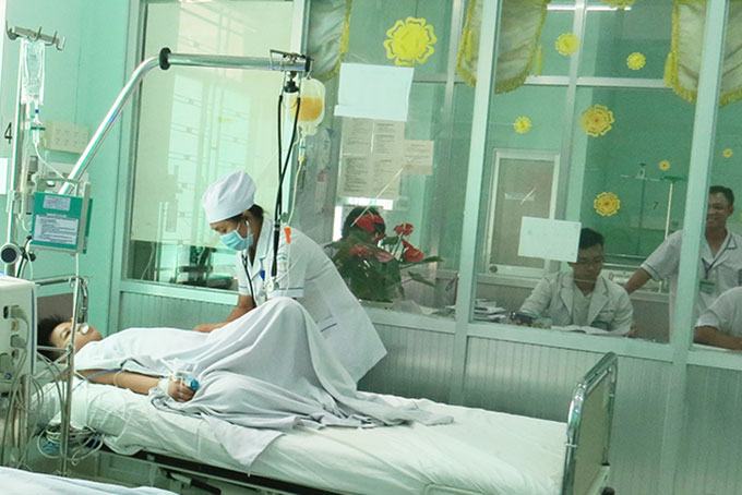 Điều trị bệnh nhân bị sốt xuất huyết nặng ở Bệnh viện Bệnh nhiệt đới tỉnh.