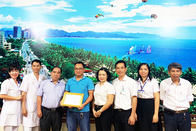 Lãnh đạo Bệnh viện Đa khoa tỉnh tri ân gia đình ông Võ Đăng Quang.