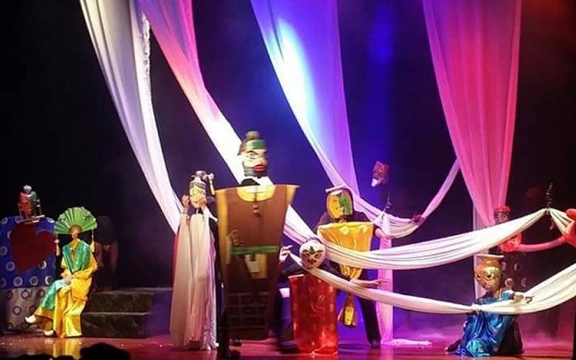 Cảnh vở rối  "Thân phận nàng Kiều " của Nhà hát Múa rối Việt Nam tham gia tại Liên hoan sân khấu thử nghiệm lần thứ IV.