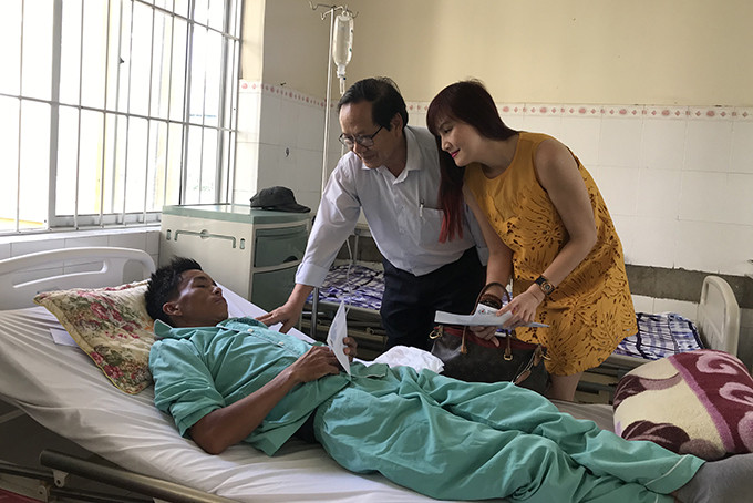 Tặng quà cho bệnh nhân tại khoa cấp cứu Bệnh viện đa khoa huyện Khánh Vĩnh.