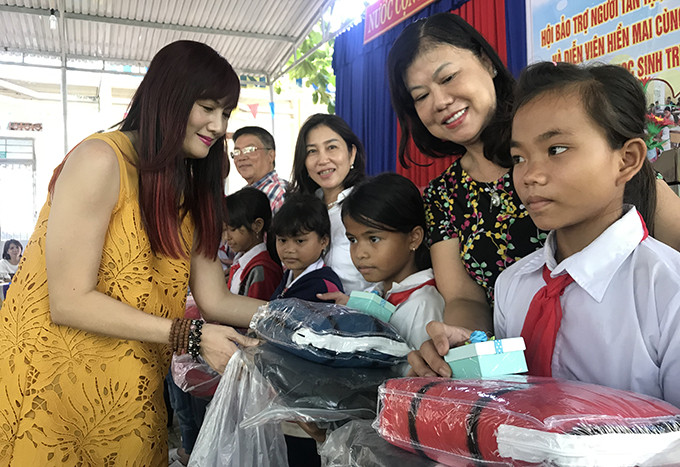 Tặng áo ấm và quần áo cho học sinh tiểu học xã Giang Ly.