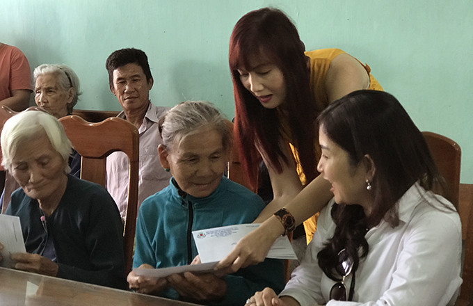 Trao quà cho người già có hoàn cảnh khó khăn tại UBND xã Diên Lâm.
