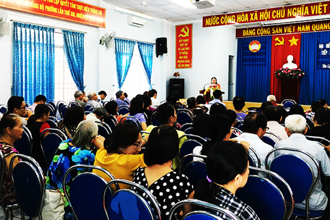 Quang cảnh tiếp xúc cử tri tại UBND phường Tân Lập.  