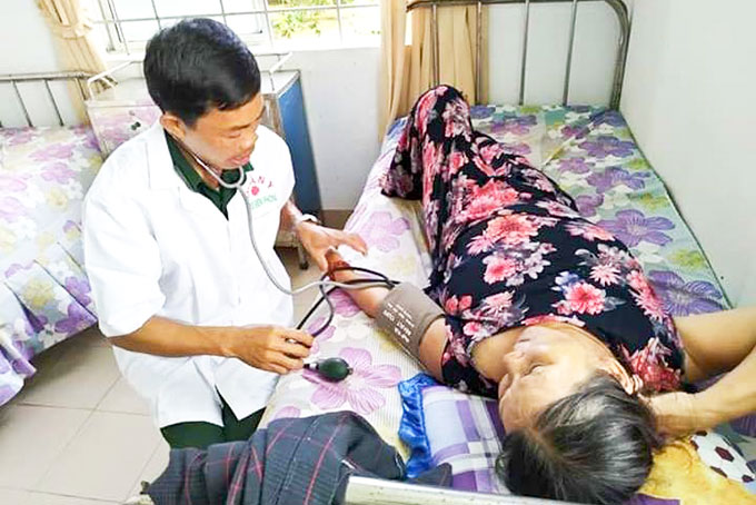 Quân y Đồn Biên phòng Ninh Hải khám bệnh cho người cao tuổi.