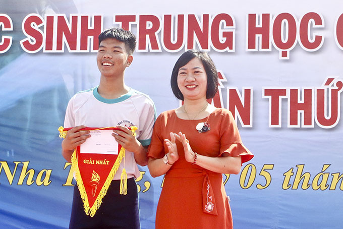 Ban tổ chức trao giải nhất cho đội Trường THCS Bùi Thị Xuân.