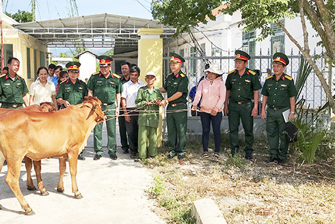 Lực lượng vũ trang tỉnh tặng bò giống cho hộ nghèo  ở xã Khánh Hiệp, huyện Khánh Vĩnh.