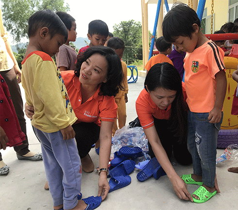Lãnh đạo Báo Khánh Hòa tặng dép cho các em học sinh điểm trường Suối Lau