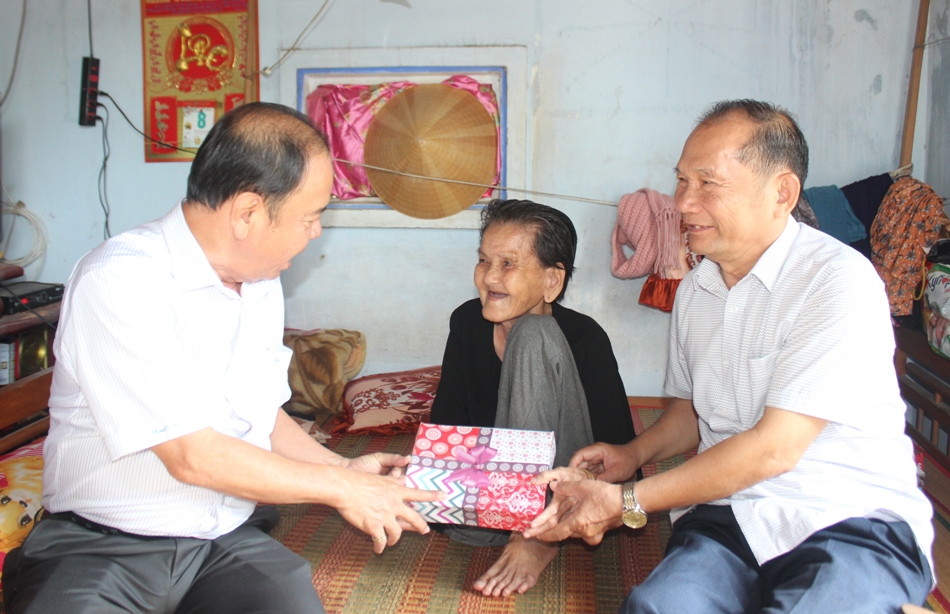 Đại diện đoàn đến thăm và trao hỗ trợ cho bà Phan Thị Mai (xã Vạn Hưng, huyện Vạn Ninh).