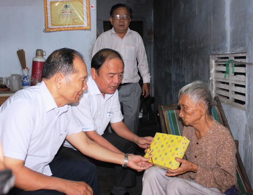 Đại diện đoàn đến thăm và trao hỗ trợ cho bà Lê Thị Ngộ (xã Vạn Phú, huyện Vạn Ninh).