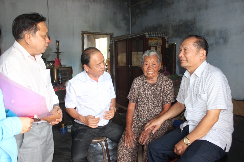 Đại diện đoàn đến thăm và trao hỗ trợ cho bà Lâm Thị Giáp (phường Ninh Đa, thị xã Ninh Hòa).