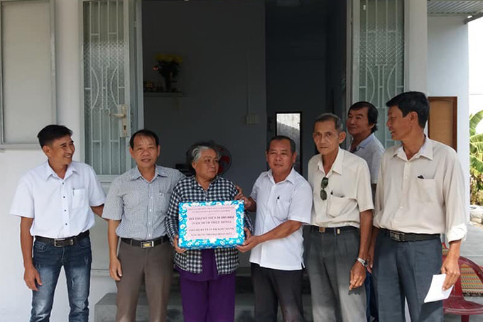 Đại diện chính quyền địa phương trao nhà đại đoàn kết cho gia đình bà Trần Thị Kim Thanh.