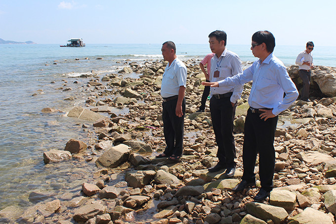 Các ngành chức năng kiểm tra hiện trạng việc khắc phục sai phạm của Công ty Cổ phần Du lịch sinh thái Ninh Phước.