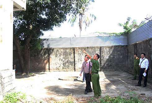Đoàn khảo sát tại Nhà tạm giữ Công an huyện Diên Khánh.