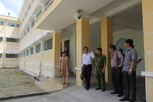 Đoàn khảo sát tại Nhà tạm giữ Công an TP. Nha Trang.