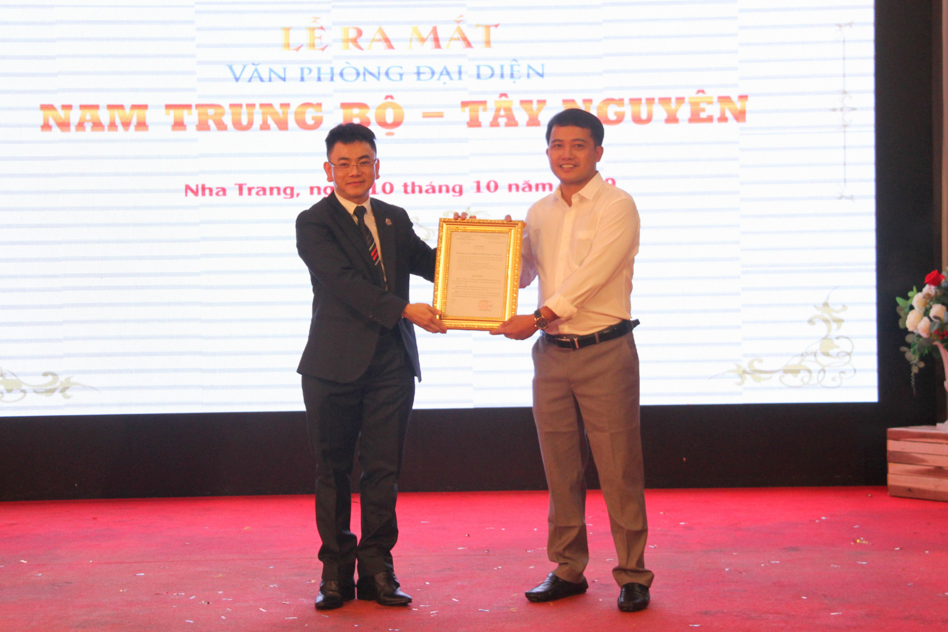 Nhà báo Đào Bình – Tổng biên tập Tạp chí điện tử Thương hiệu và Pháp luật trao quyết định thành lập Văn phòng đại diện Nam Trung Bộ - Tây Nguyên.